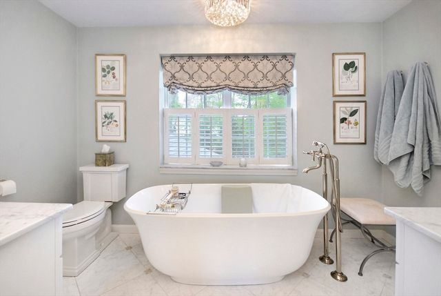 2 Blackthorne Cir, Hopkinton, MA 01748