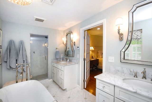 2 Blackthorne Cir, Hopkinton, MA 01748