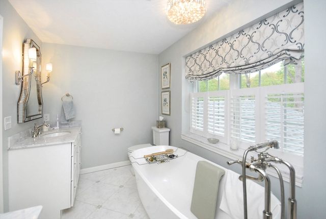 2 Blackthorne Cir, Hopkinton, MA 01748