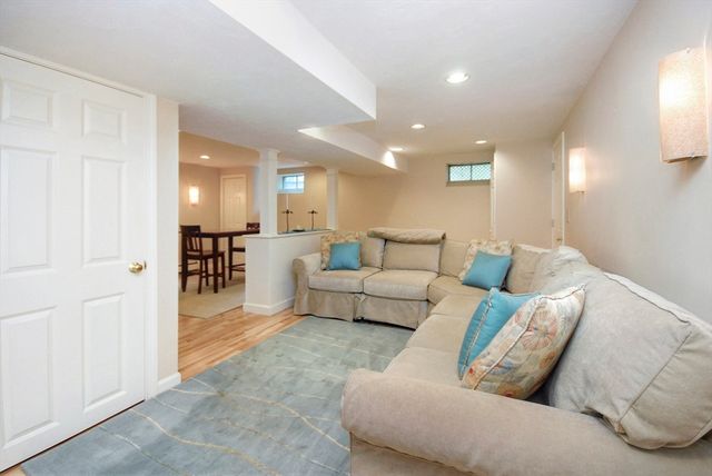 2 Blackthorne Cir, Hopkinton, MA 01748