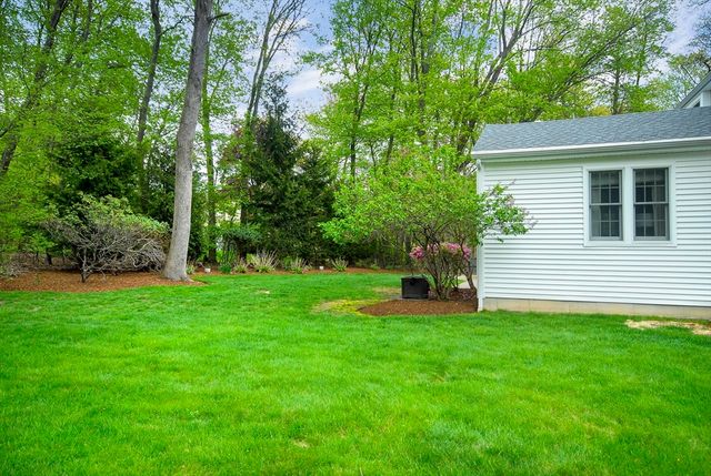 2 Blackthorne Cir, Hopkinton, MA 01748