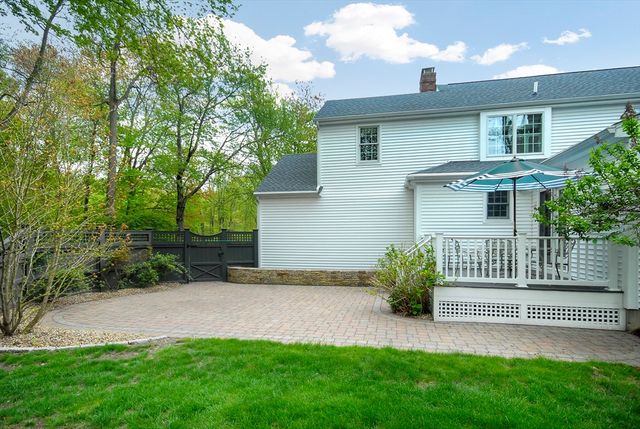 2 Blackthorne Cir, Hopkinton, MA 01748
