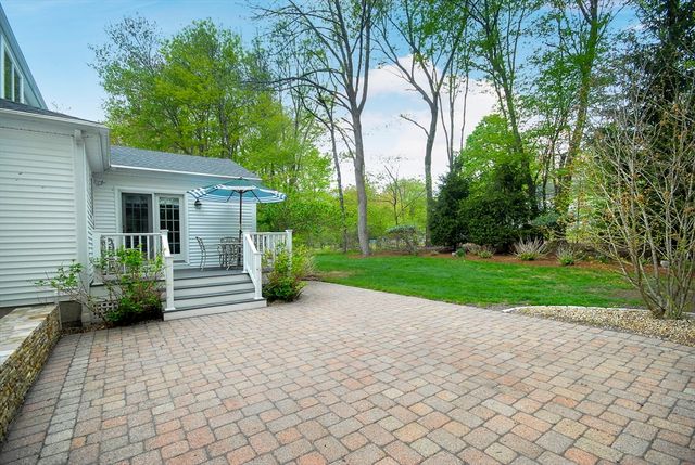 2 Blackthorne Cir, Hopkinton, MA 01748