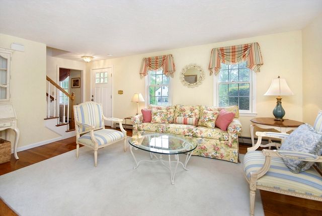 2 Blackthorne Cir, Hopkinton, MA 01748