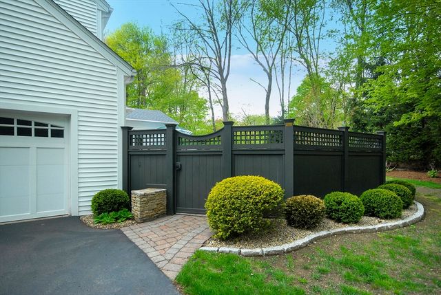 2 Blackthorne Cir, Hopkinton, MA 01748