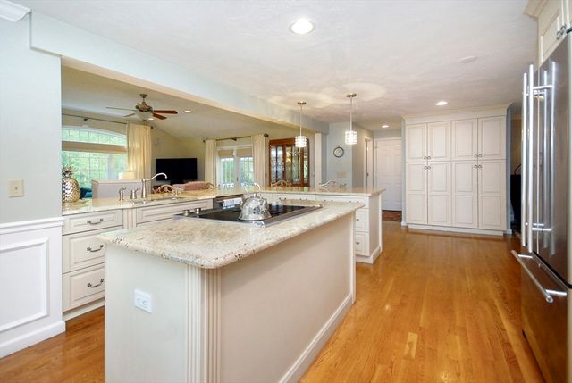 2 Blackthorne Cir, Hopkinton, MA 01748