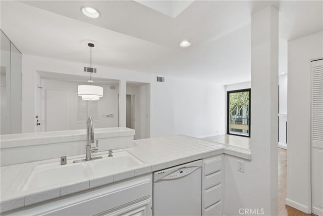 8675 Falmouth 221, Playa Del Rey, CA 90293