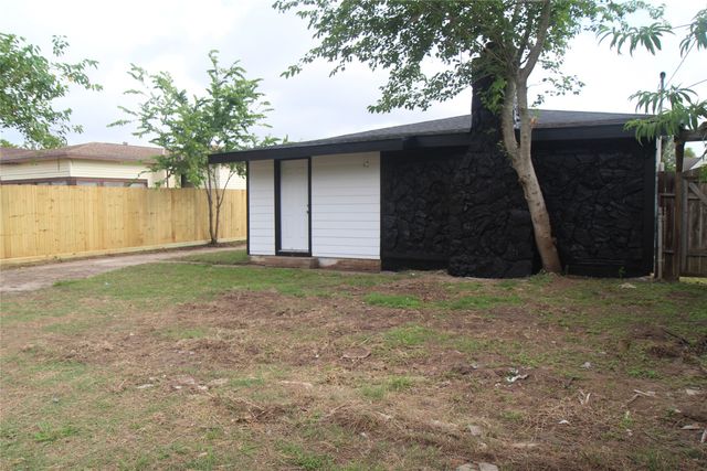 1115 W 4th Street, Freeport, TX 77541