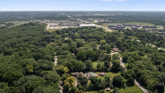 9059 W Hawthorne LANE, Franklin, WI 53132