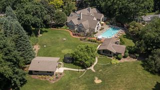 9059 W Hawthorne LANE, Franklin, WI 53132
