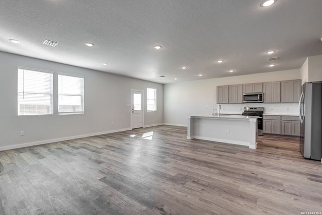 2323 Crisp Gln, San Antonio, TX 78224