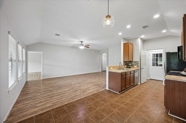 431 De Coster Boulevard, Alvin, TX 77511