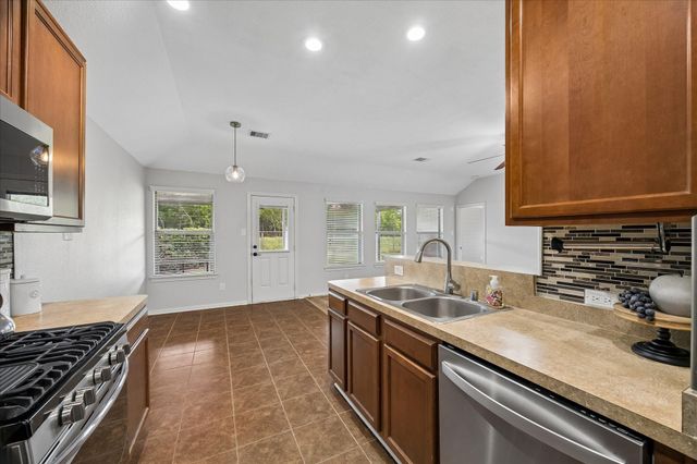 431 De Coster Boulevard, Alvin, TX 77511