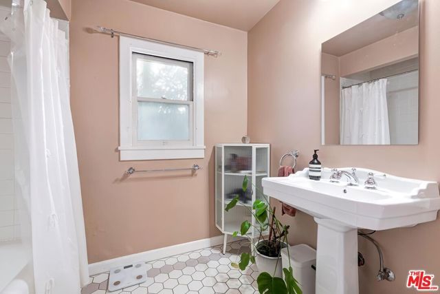 613 N Plymouth Boulevard, Los Angeles, CA 90004