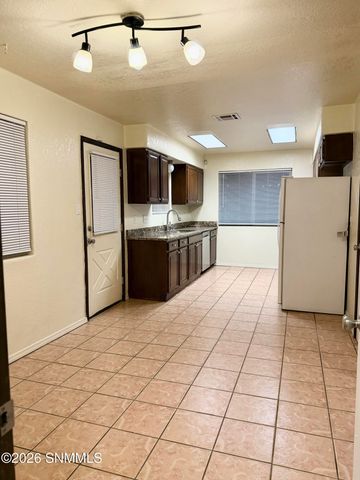 3213 Neptune Drive, Las Cruces, NM 88012