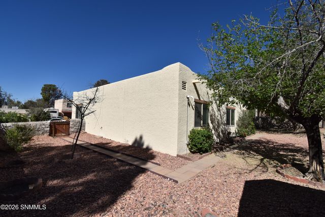 3213 Neptune Drive, Las Cruces, NM 88012