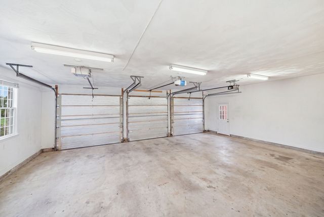 55 Squire Shaler Ln, Lancaster, MA 01523