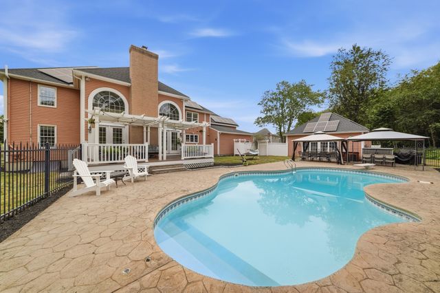 55 Squire Shaler Ln, Lancaster, MA 01523