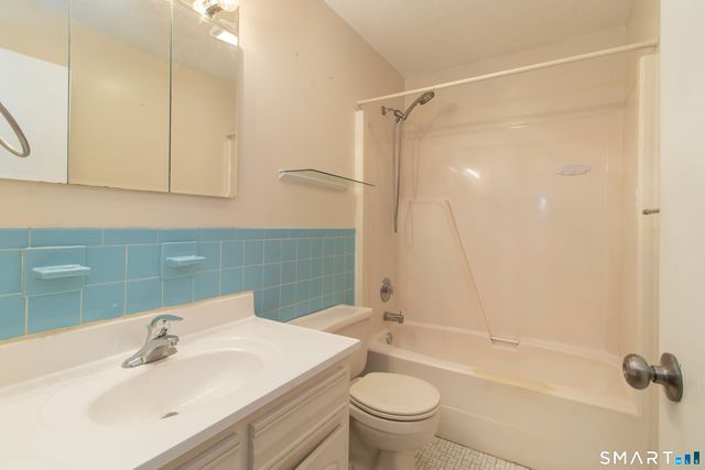 255 Monticello Drive 255, Branford, CT 06405