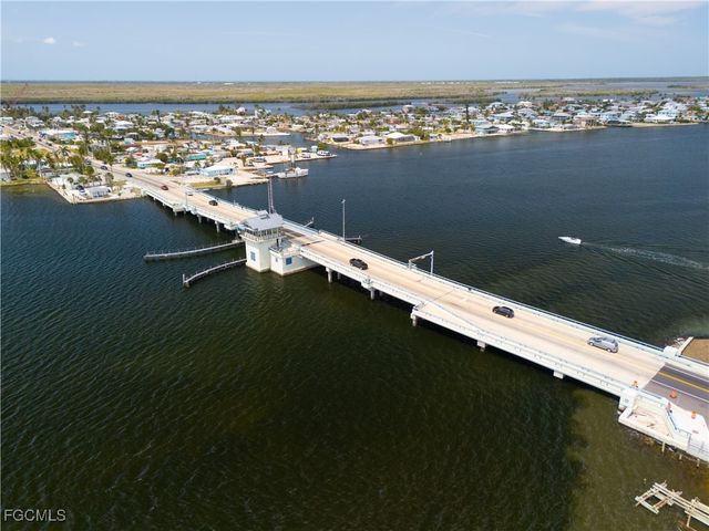 5500 Stringfellow RD, St James City, FL 33956