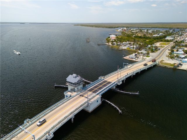 5500 Stringfellow RD, St James City, FL 33956