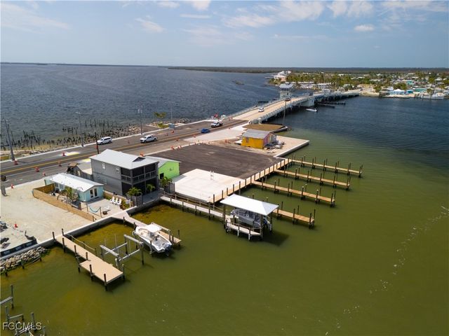 5500 Stringfellow RD, St James City, FL 33956