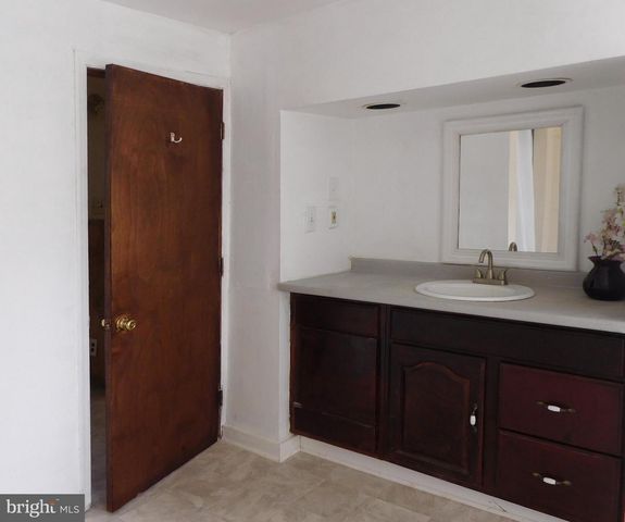 83 E 2ND ST E, Moorestown, NJ 08057