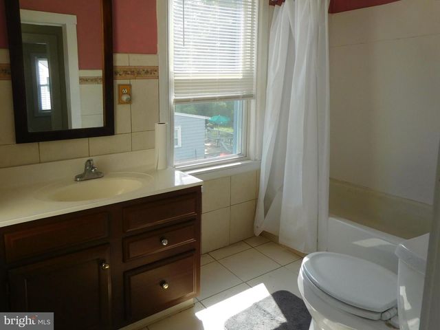 83 E 2ND ST E, Moorestown, NJ 08057