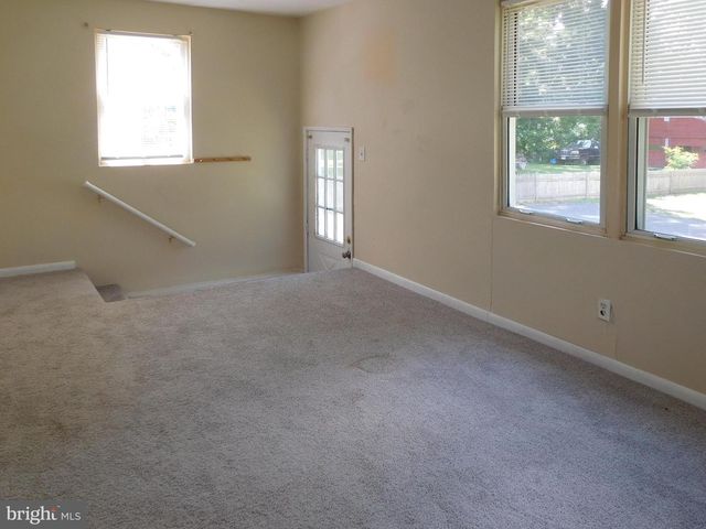 83 E 2ND ST E, Moorestown, NJ 08057