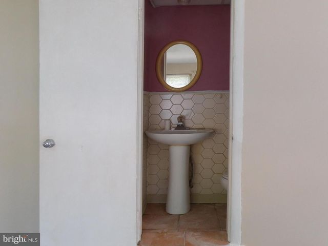 83 E 2ND ST E, Moorestown, NJ 08057
