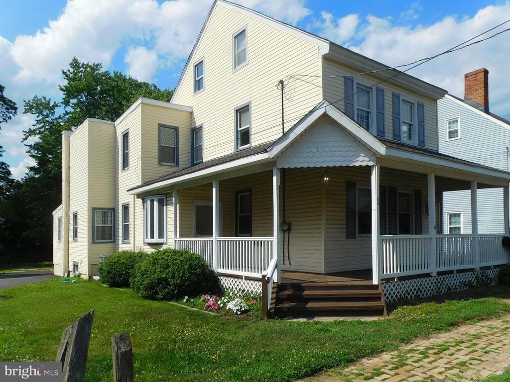 83 E 2ND ST E, Moorestown, NJ 08057