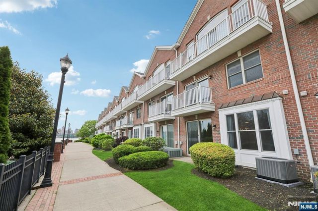 66 Lydia, Guttenberg, NJ 07093