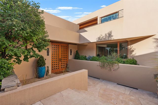 1056 Sierra Del Norte, Santa Fe, NM 87501