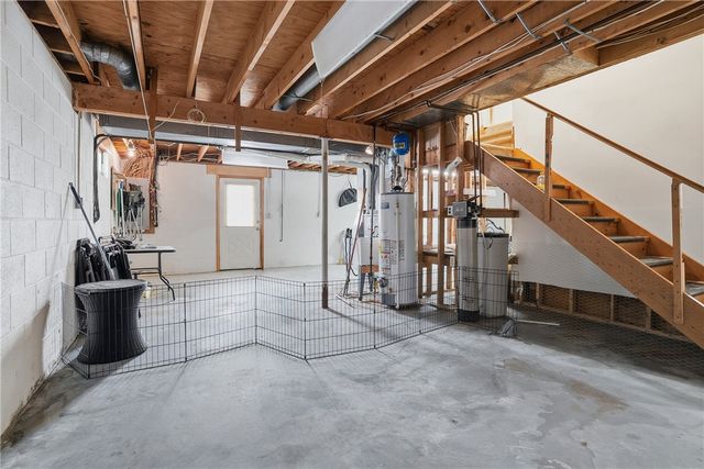 202 Holyoke Rd, Center Twp, PA 16001