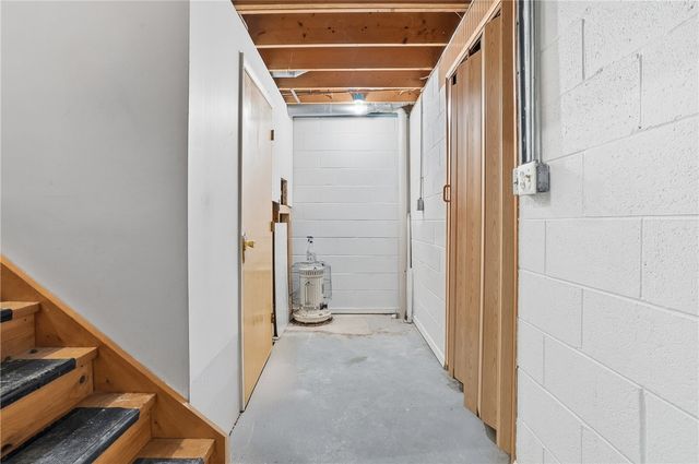 202 Holyoke Rd, Center Twp, PA 16001