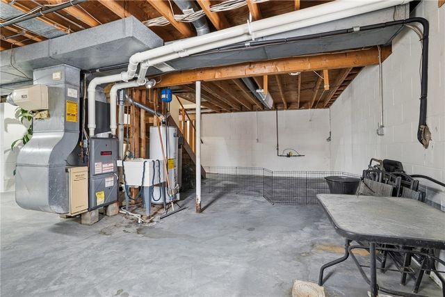 202 Holyoke Rd, Center Twp, PA 16001