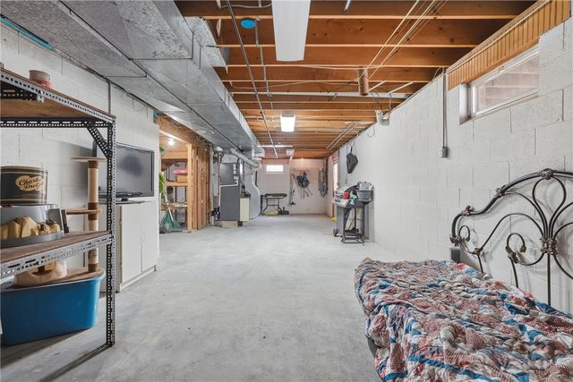 202 Holyoke Rd, Center Twp, PA 16001