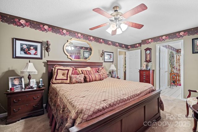 1948 Twin Ponds Drive, Hickory, NC 28602