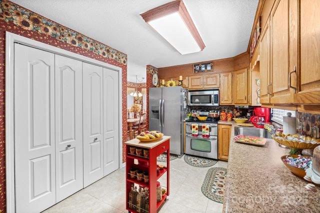 1948 Twin Ponds Drive, Hickory, NC 28602