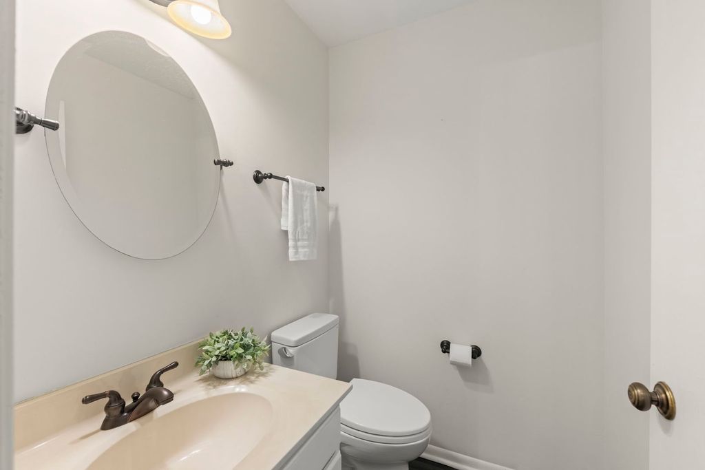 Image 13 of property listing at 1353 Queensgreen Circle 1502, Naperville, IL 60563