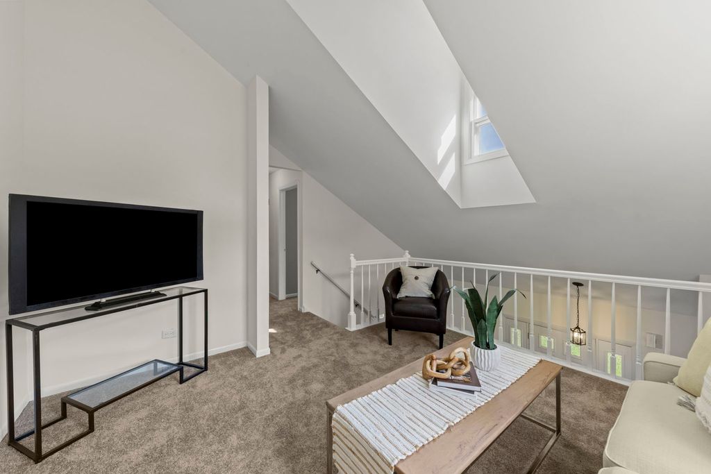 Image 15 of property listing at 1353 Queensgreen Circle 1502, Naperville, IL 60563