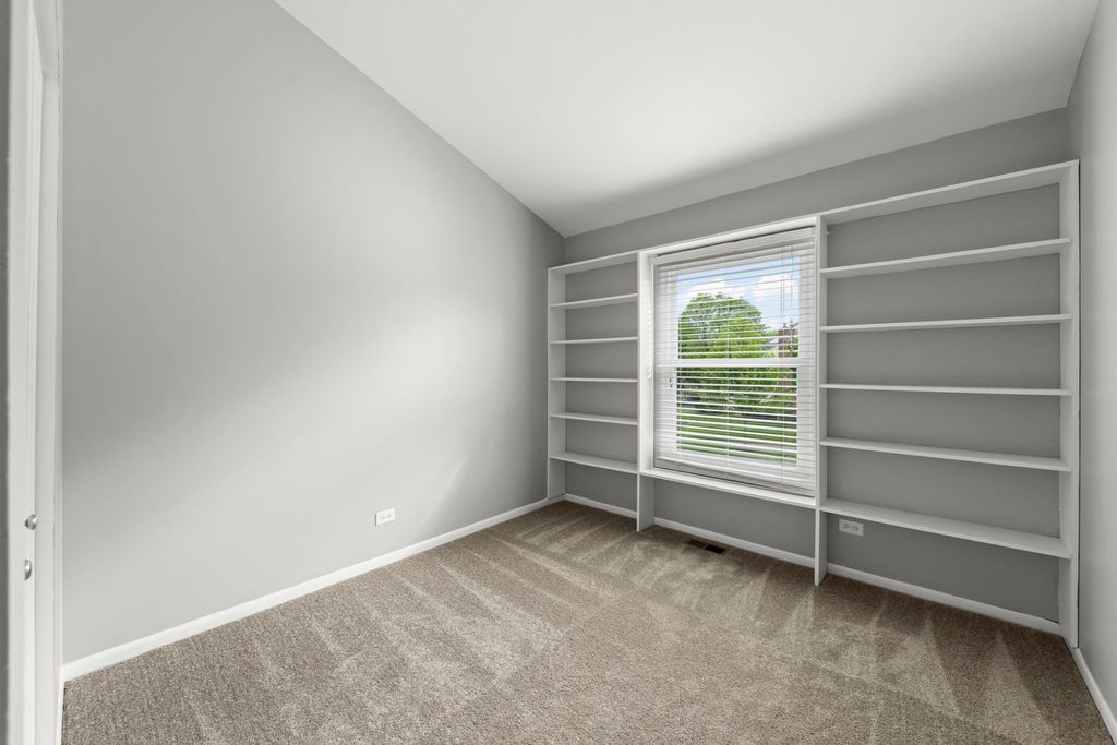 Image 16 of property listing at 1353 Queensgreen Circle 1502, Naperville, IL 60563
