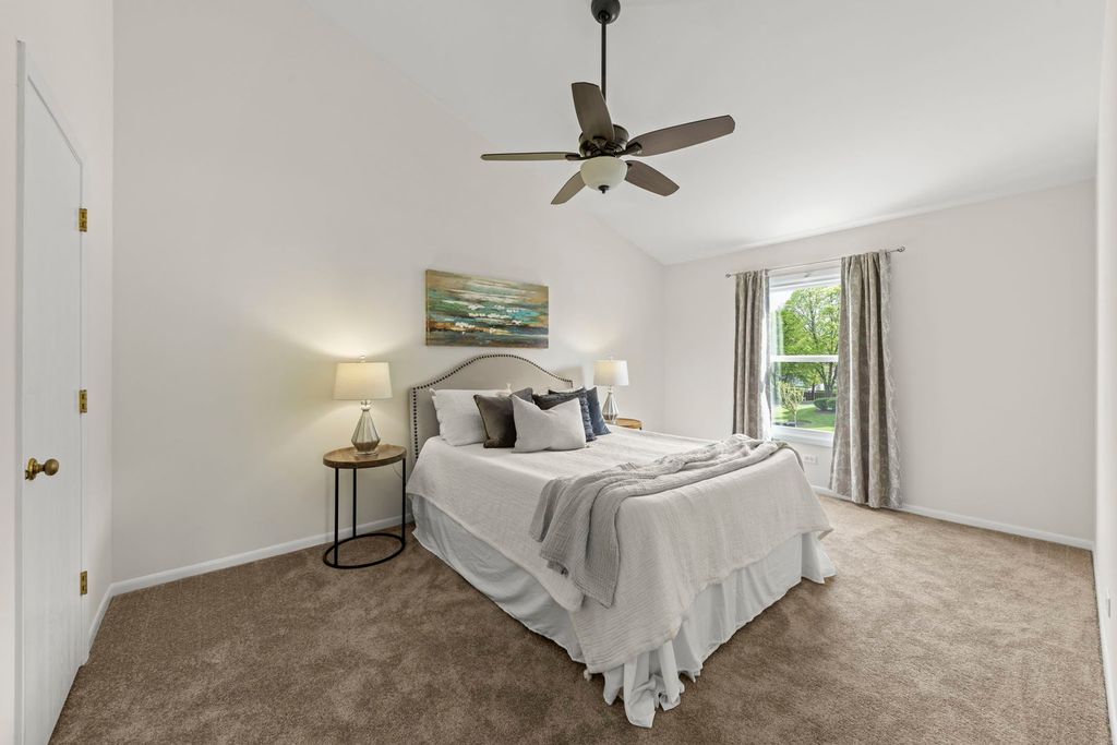 Image 17 of property listing at 1353 Queensgreen Circle 1502, Naperville, IL 60563