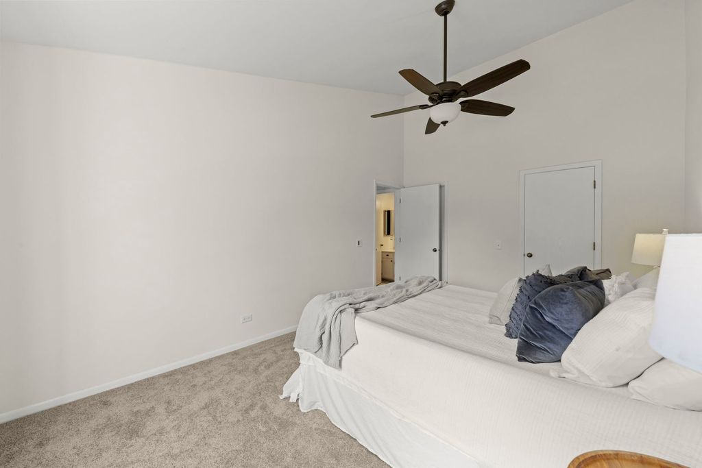 Image 18 of property listing at 1353 Queensgreen Circle 1502, Naperville, IL 60563