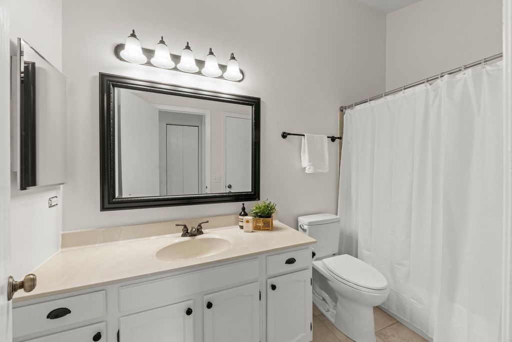 Image 19 of property listing at 1353 Queensgreen Circle 1502, Naperville, IL 60563