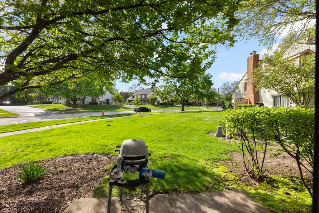 Image 21 of property listing at 1353 Queensgreen Circle 1502, Naperville, IL 60563