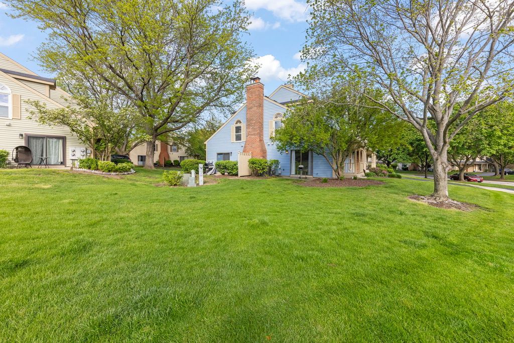 Image 22 of property listing at 1353 Queensgreen Circle 1502, Naperville, IL 60563