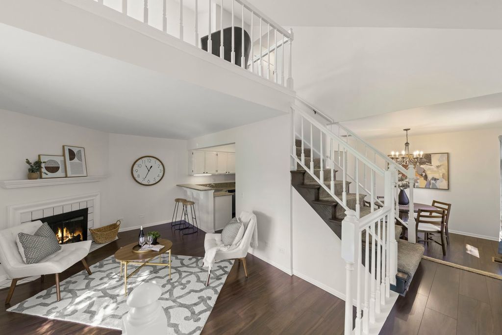 Image 4 of property listing at 1353 Queensgreen Circle 1502, Naperville, IL 60563