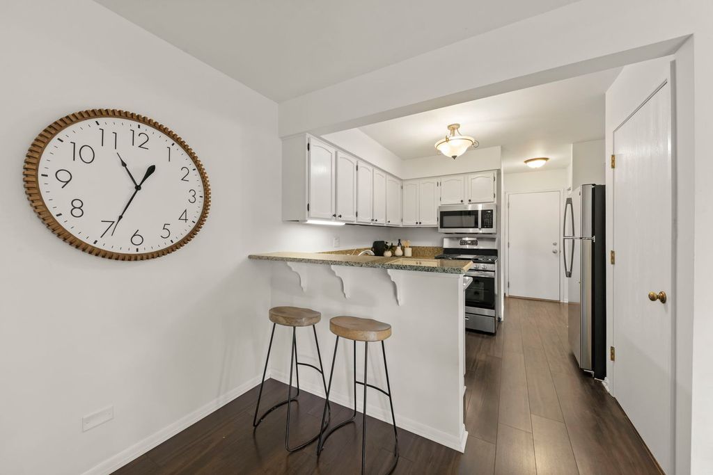 Image 8 of property listing at 1353 Queensgreen Circle 1502, Naperville, IL 60563