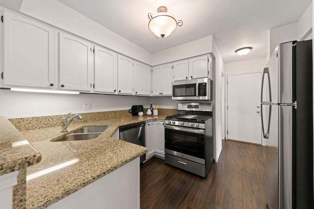 Image 9 of property listing at 1353 Queensgreen Circle 1502, Naperville, IL 60563